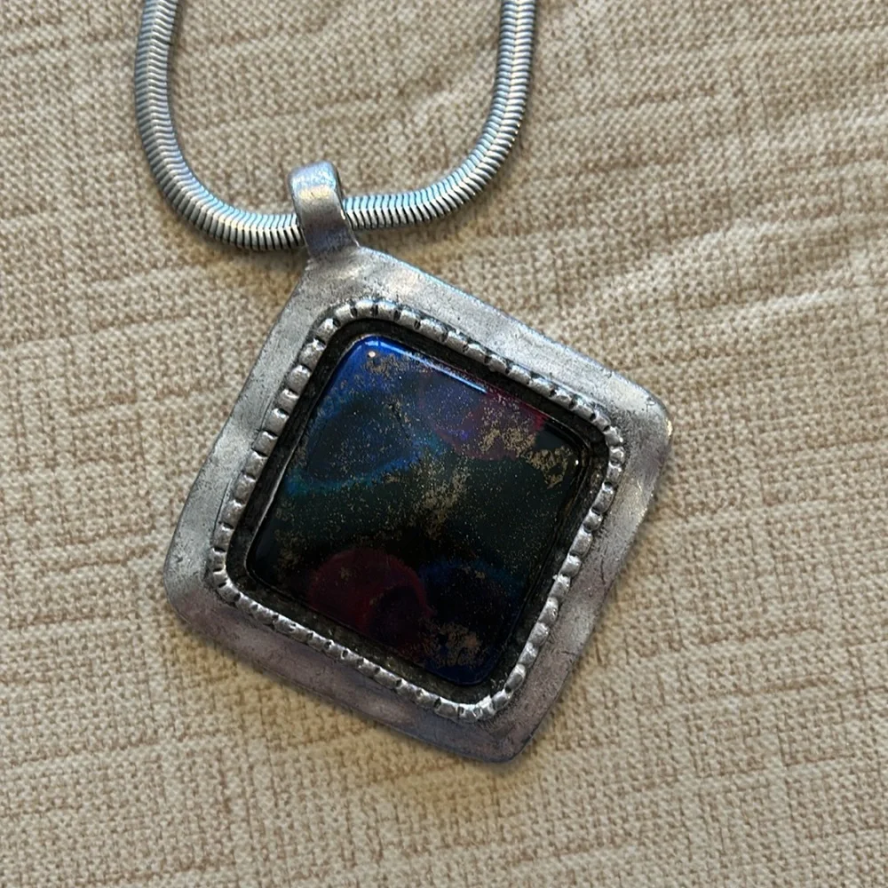 Silvertone pendant necklace - Picture 2 of 6
